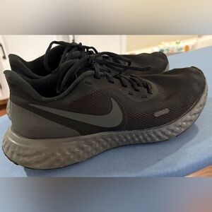 Nike Men’s Tennis Shoes; Size 9.5